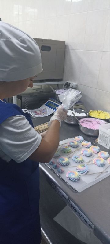 Тираспольский хлебокомбинат представил на конкурс «Приднестровское качество» новый бисквитный торт «Лесная ягода», пряник ржаной глазированный, а также уже полюбившийся покупателям хлеб «Юбилейный» Тираспольский хлебокомбинат представил на конкурс «Приднестровское качество» новый бисквитный торт «Лесная ягода», пряник ржаной глазированный, а также уже полюбившийся покупателям хлеб «Юбилейный»