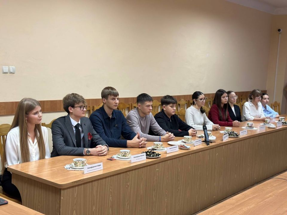 Министр просвещения Светлана Иванишина встретилась с учащимися, недавно вернувшимися из Всероссийского детского центра «Орлёнок» Министр просвещения Светлана Иванишина встретилась с учащимися, недавно вернувшимися из Всероссийского детского центра «Орлёнок»
