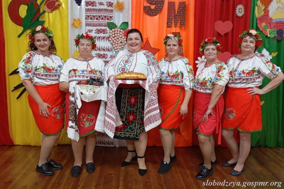 В Доме культуры села Владимировка 9 октября прошёл праздничный концерт, посвящённый Храмовому дню В Доме культуры села Владимировка 9 октября прошёл праздничный концерт, посвящённый Храмовому дню