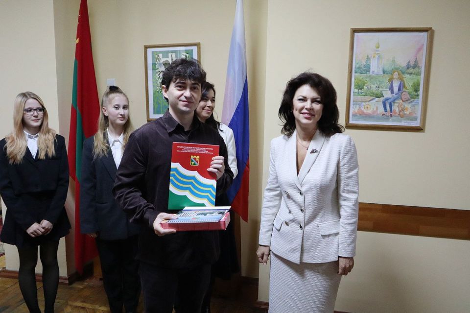 Тирасполь глазами детей. В стенах Дома Советов открылась выставка учащихся и выпускников Детской художественной школы имени А. Ф. Фойницкого Тирасполь глазами детей. В стенах Дома Советов открылась выставка учащихся и выпускников Детской художественной школы имени А. Ф. Фойницкого
