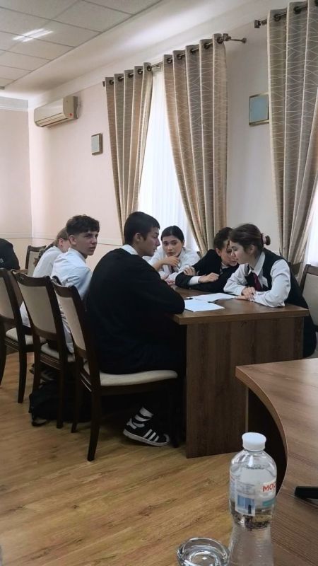Юные дипломаты из Бендер в гостях у приднестровского МИДа Юные дипломаты из Бендер в гостях у приднестровского МИДа
