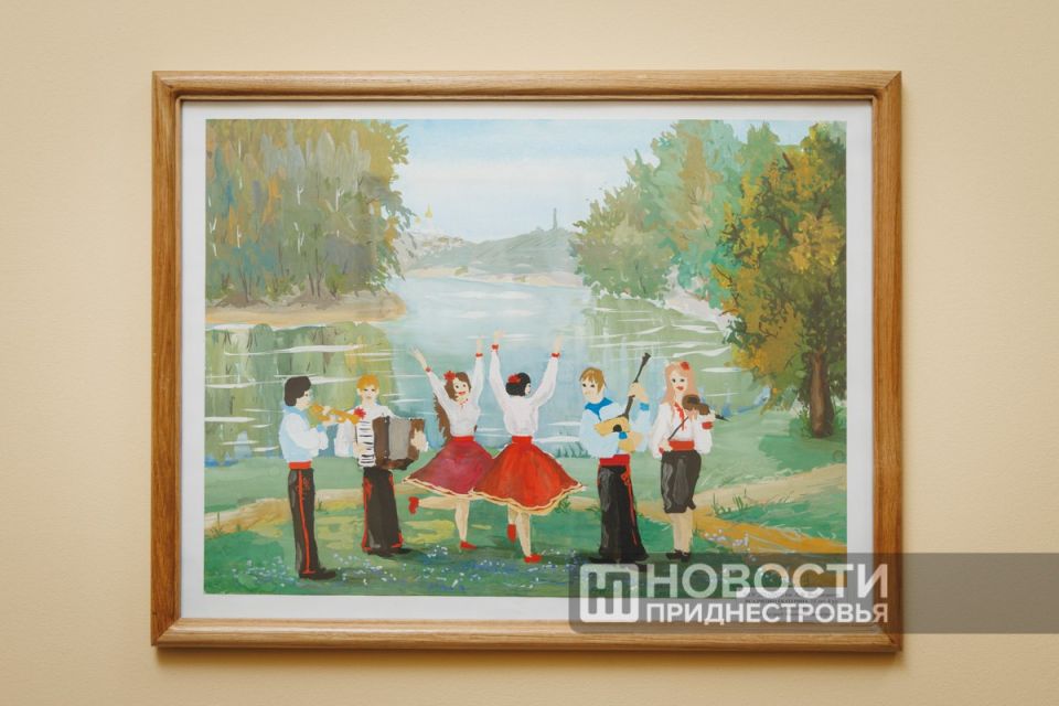 30 картин своих учеников подарила Тирасполю на День города детская художественная школа имени А. Ф. Фойницкого 30 картин своих учеников подарила Тирасполю на День города детская художественная школа имени А. Ф. Фойницкого