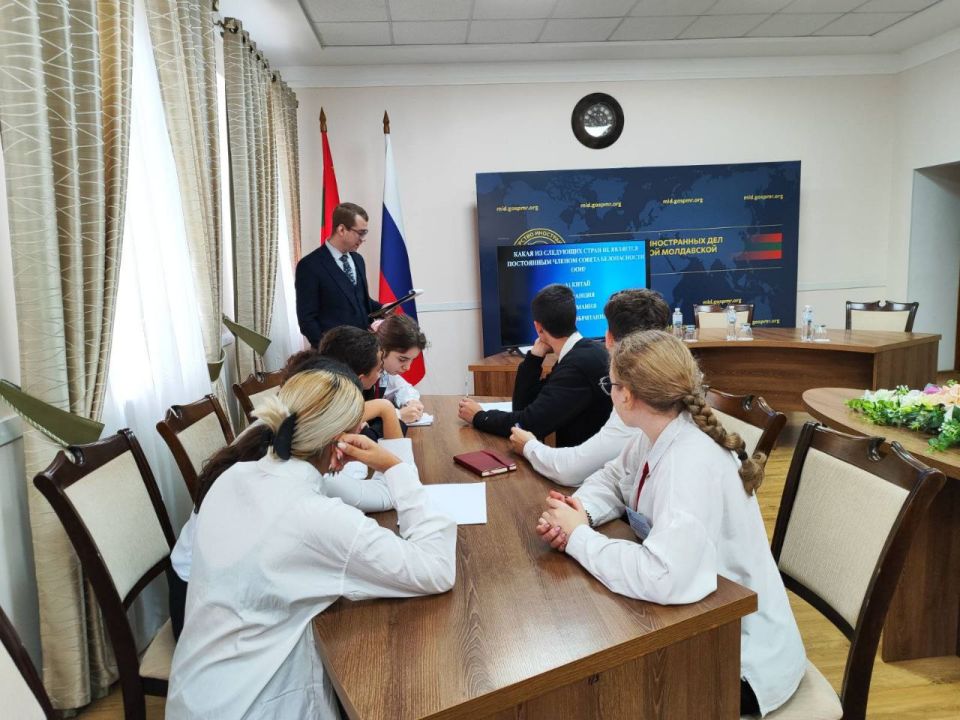 Юные дипломаты из Бендер в гостях у приднестровского МИДа Юные дипломаты из Бендер в гостях у приднестровского МИДа