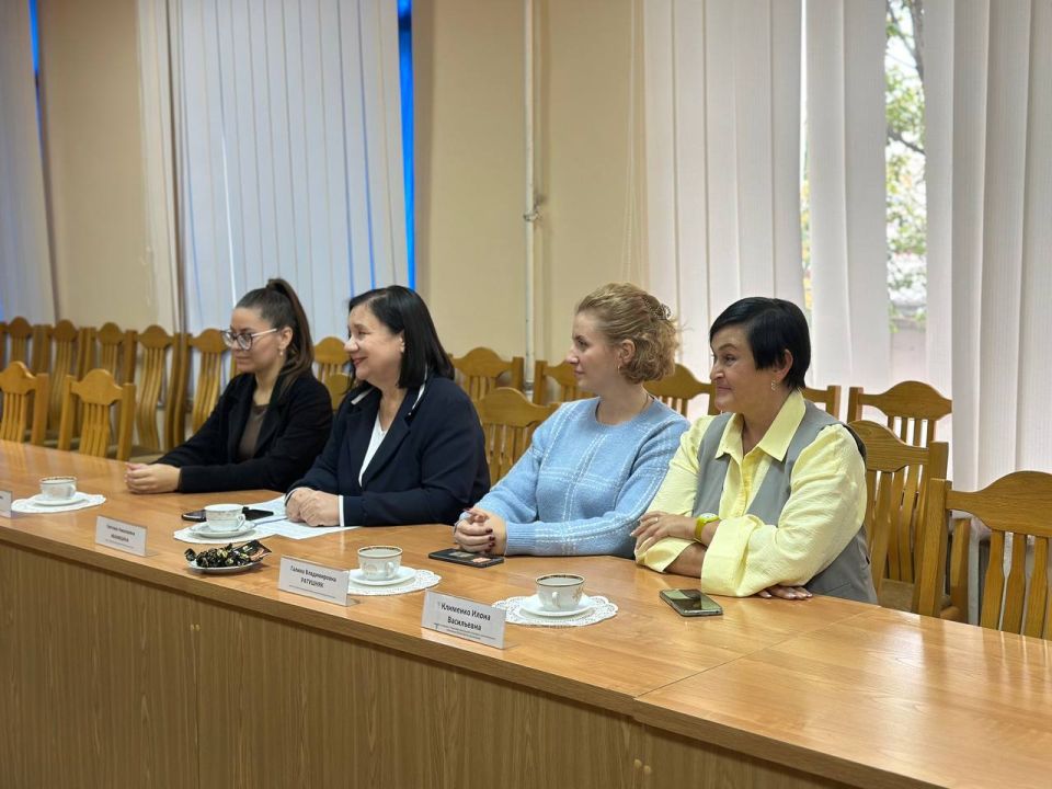Министр просвещения Светлана Иванишина встретилась с учащимися, недавно вернувшимися из Всероссийского детского центра «Орлёнок» Министр просвещения Светлана Иванишина встретилась с учащимися, недавно вернувшимися из Всероссийского детского центра «Орлёнок»