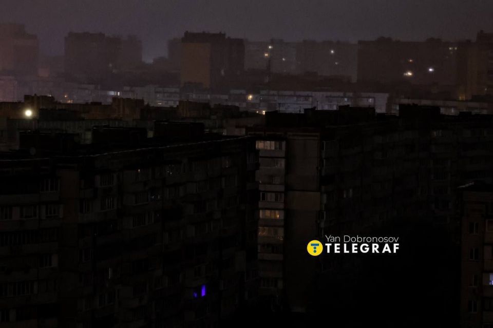 Кадры из обесточенного Киева после налёта дронов Герань-2 и крылатых ракет ОТРК "Искандер" по подстанциям и ТЭЦ Кадры из обесточенного Киева после налёта дронов Герань-2 и крылатых ракет ОТРК "Искандер" по подстанциям и ТЭЦ