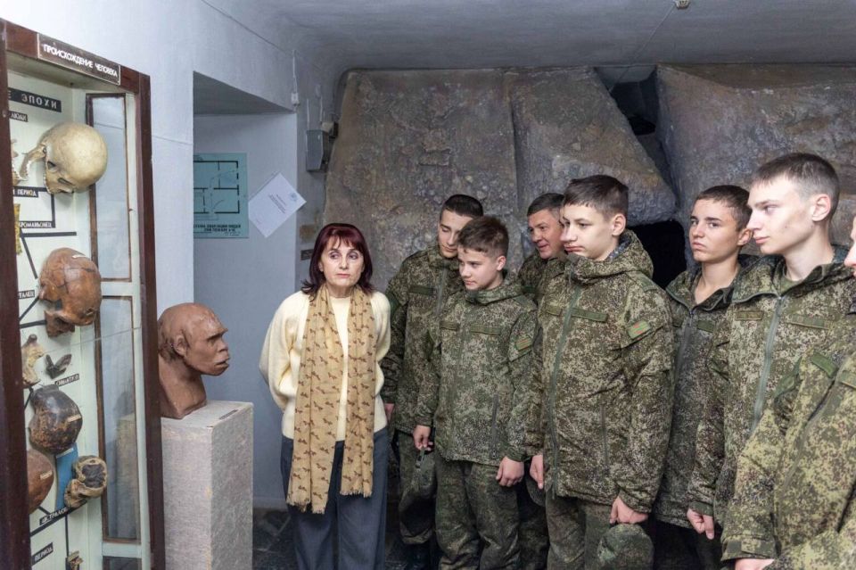 СУВОРОВЦЫ ПОСЕТИЛИ БЕНДЕРСКИЙ ИСТОРИКО-КРАЕВЕДЧЕСКИЙ МУЗЕЙ СУВОРОВЦЫ ПОСЕТИЛИ БЕНДЕРСКИЙ ИСТОРИКО-КРАЕВЕДЧЕСКИЙ МУЗЕЙ