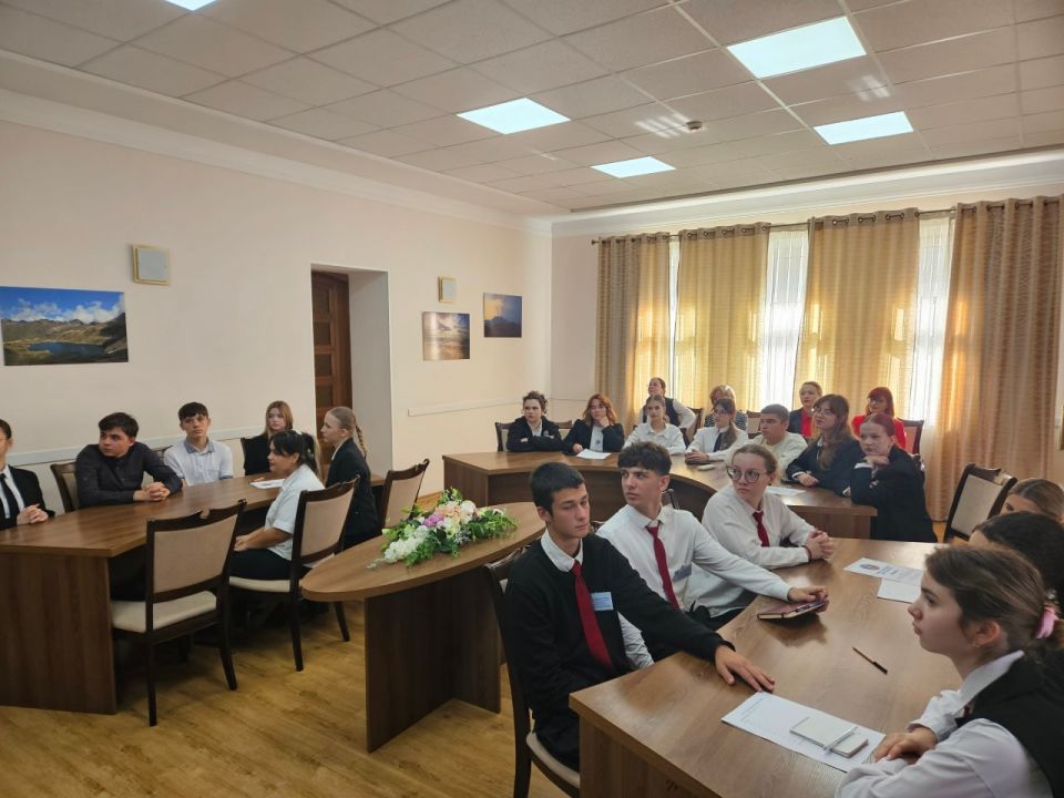 Юные дипломаты из Бендер в гостях у приднестровского МИДа Юные дипломаты из Бендер в гостях у приднестровского МИДа