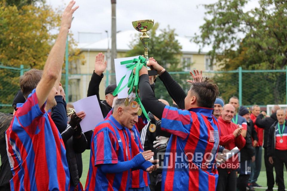 Кубок Приднестровья по футболу среди ветеранов (45+) завоевала команда «Днестр» Кубок Приднестровья по футболу среди ветеранов (45+) завоевала команда «Днестр»