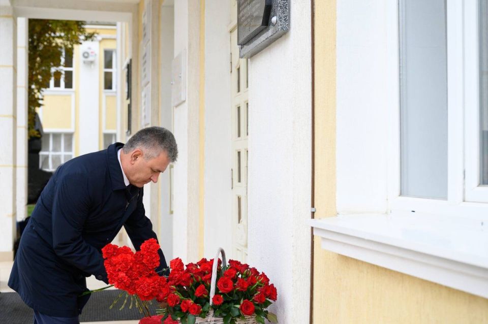 В ПГУ открыли мемориальную доску Владиславу Соколову В ПГУ открыли мемориальную доску Владиславу Соколову
