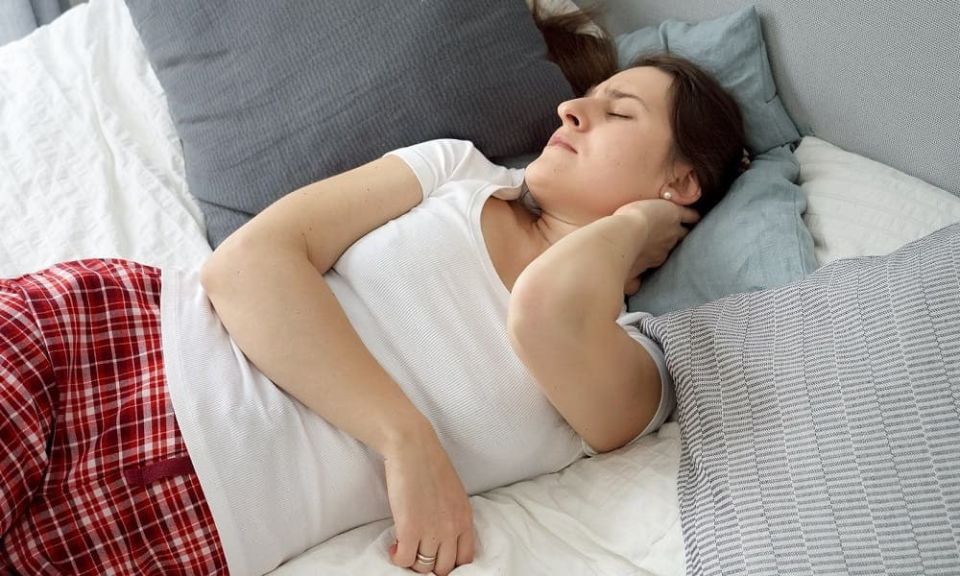 Подушки медленно убивают вашу шею и осанку — показало масштабное исследование