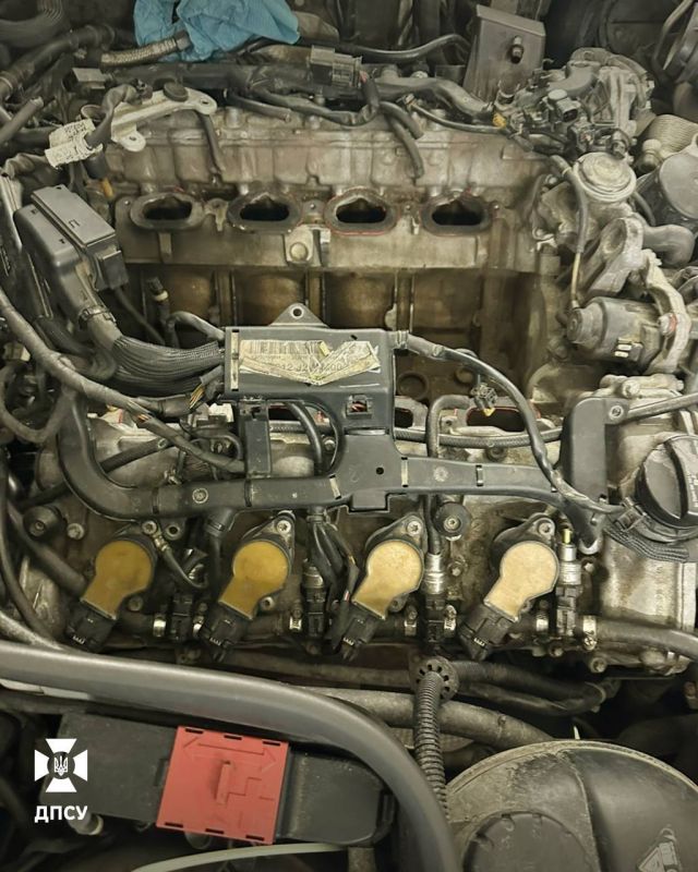 Пограничная служба Украины нашла почти миллион долларов в "Мерседесе" Пограничная служба Украины нашла почти миллион долларов в "Мерседесе"