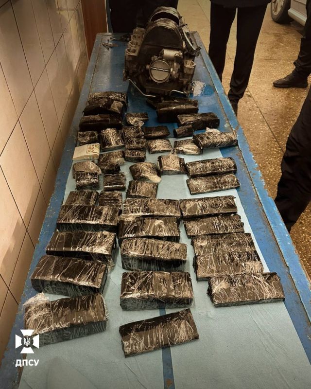 Пограничная служба Украины нашла почти миллион долларов в "Мерседесе" Пограничная служба Украины нашла почти миллион долларов в "Мерседесе"