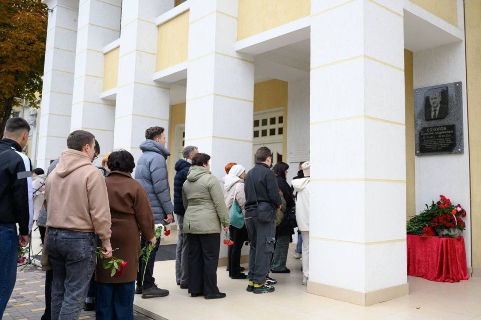 В ПГУ открыли мемориальную доску Владиславу Соколову В ПГУ открыли мемориальную доску Владиславу Соколову