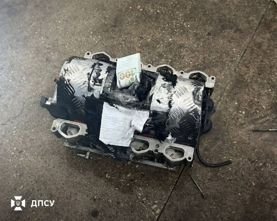 Пограничная служба Украины нашла почти миллион долларов в "Мерседесе" Пограничная служба Украины нашла почти миллион долларов в "Мерседесе"
