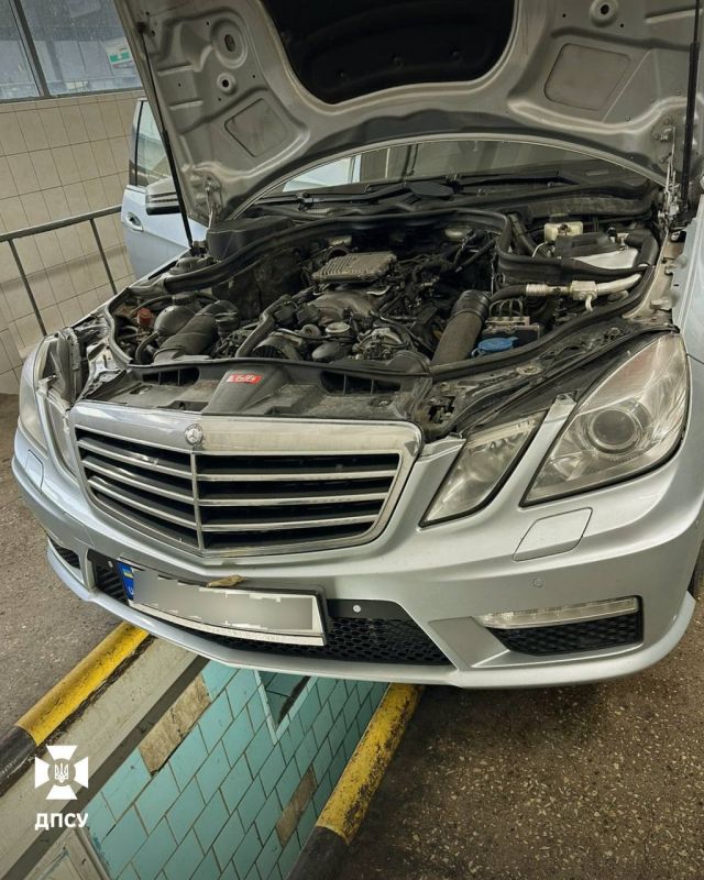 Пограничная служба Украины нашла почти миллион долларов в "Мерседесе" Пограничная служба Украины нашла почти миллион долларов в "Мерседесе"