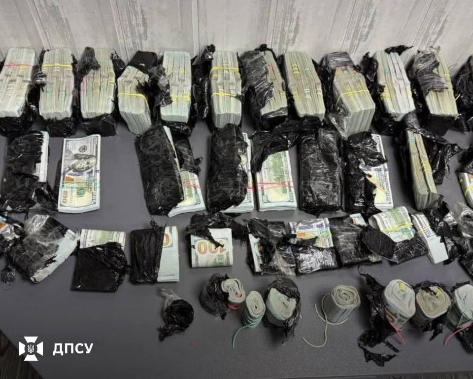 Пограничная служба Украины нашла почти миллион долларов в "Мерседесе" Пограничная служба Украины нашла почти миллион долларов в "Мерседесе"