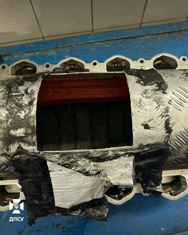 Пограничная служба Украины нашла почти миллион долларов в "Мерседесе" Пограничная служба Украины нашла почти миллион долларов в "Мерседесе"