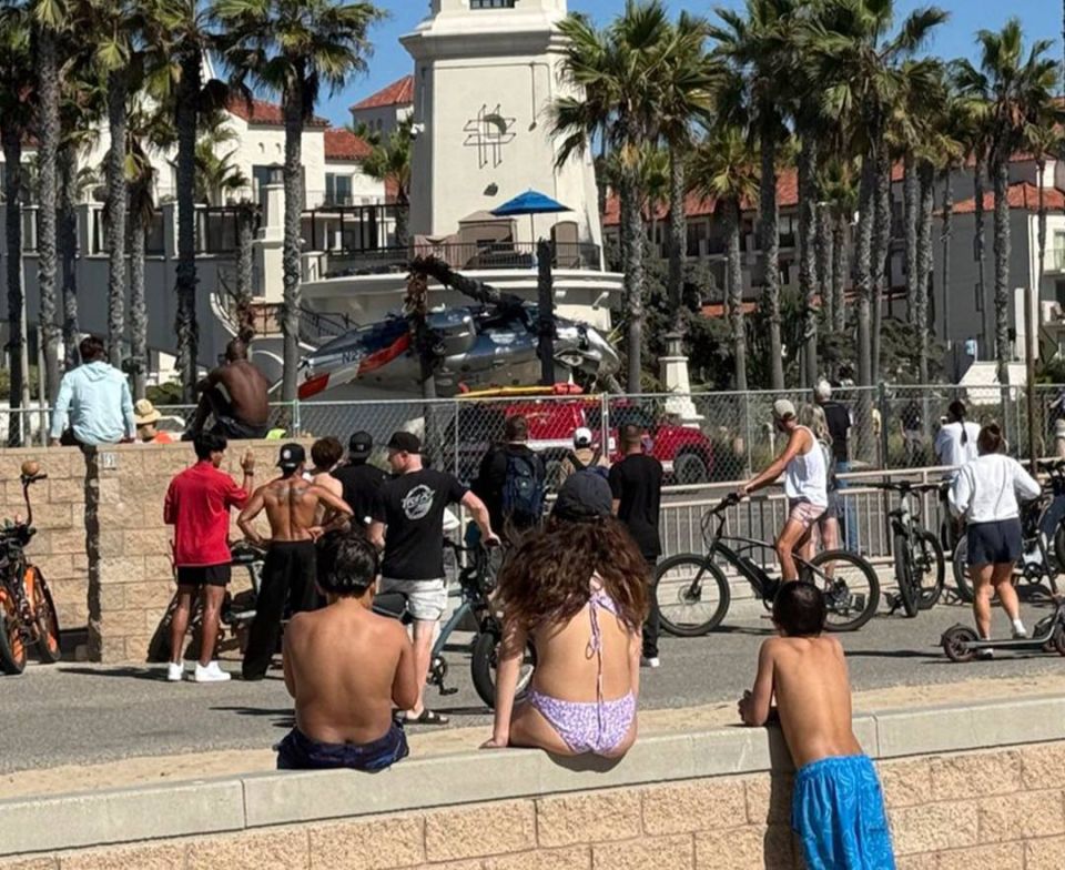 Вертолёт рухнул на фестивале в Калифорнии Вертолёт рухнул на фестивале в Калифорнии