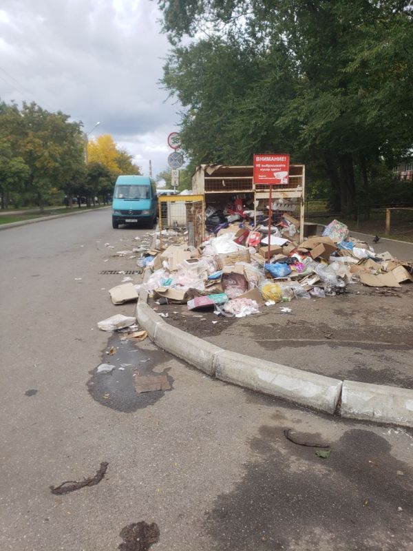 В Тирасполе жители столичного микрорайона Октябрьский (Балка) жалуются на мусор в контейнерах, который разносит ветер по всей округе в районе местного рынка В Тирасполе жители столичного микрорайона Октябрьский (Балка) жалуются на мусор в контейнерах, который разносит ветер по всей округе в районе местного рынка
