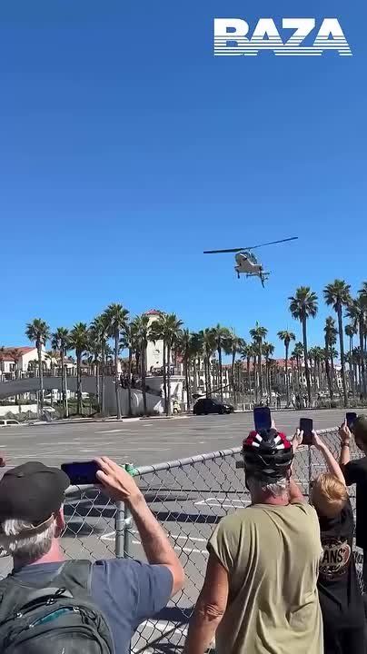 Эпичное видео падения вертолёта на побережье в Калифорнии — пять человек, в том числе ребёнок, пострадали