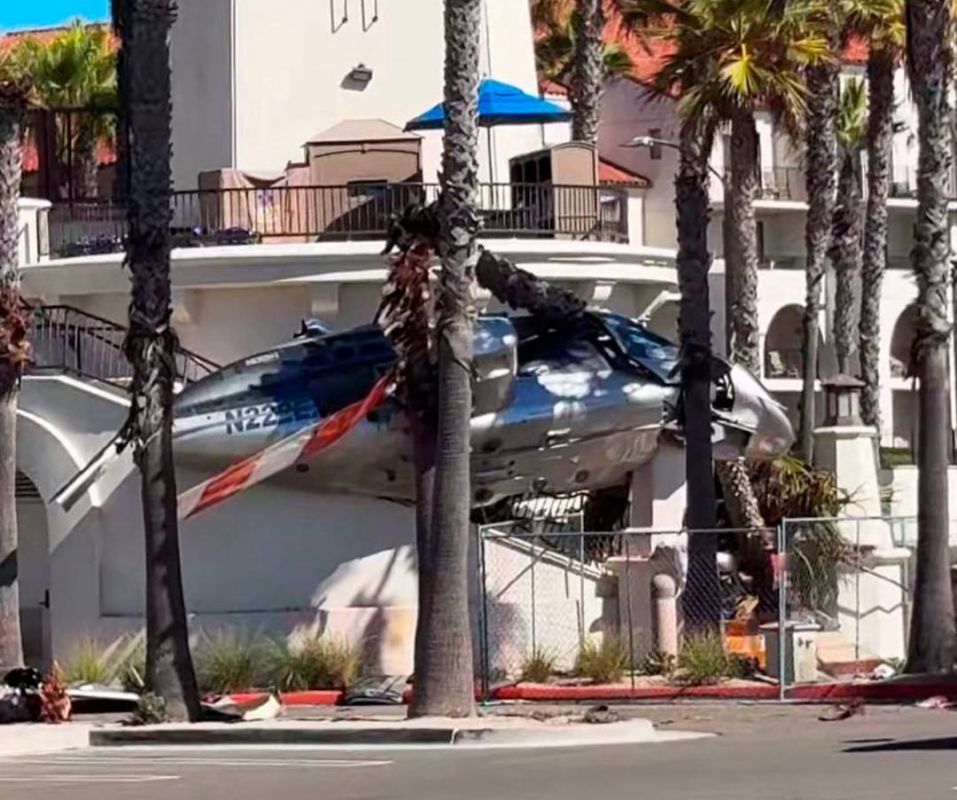 Вертолёт рухнул на фестивале в Калифорнии Вертолёт рухнул на фестивале в Калифорнии