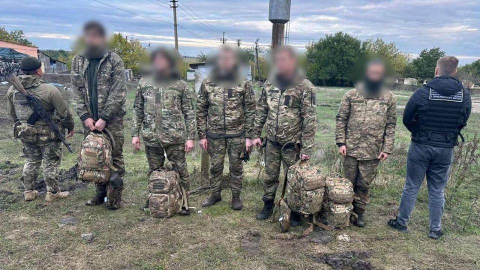 Из «свободной страны» сбежать не получилось: группа украинцев пыталась сбежать с Украины, переодевшись в военную форму