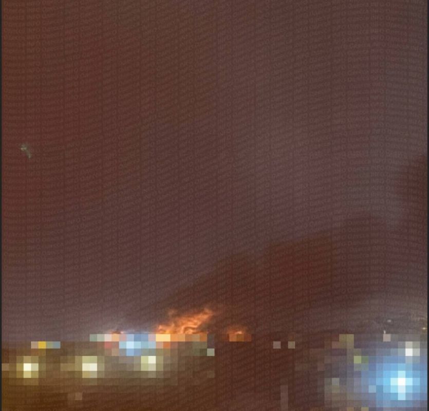 Пожарище в Одессе после прилетов "Гераней" Пожарище в Одессе после прилетов "Гераней"