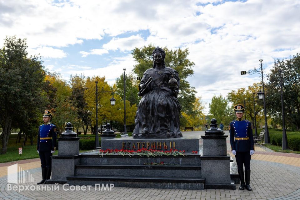 В 233-ю годовщину тираспольчане отдали дань памяти и уважения основателям города В 233-ю годовщину тираспольчане отдали дань памяти и уважения основателям города
