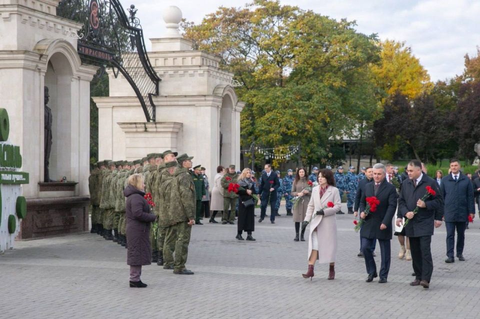 Вадим Красносельский возложил цветы к памятникам основателей Тирасполя Вадим Красносельский возложил цветы к памятникам основателей Тирасполя