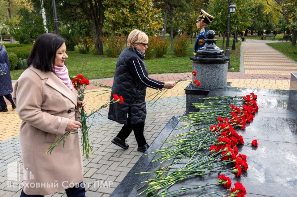 В 233-ю годовщину тираспольчане отдали дань памяти и уважения основателям города В 233-ю годовщину тираспольчане отдали дань памяти и уважения основателям города