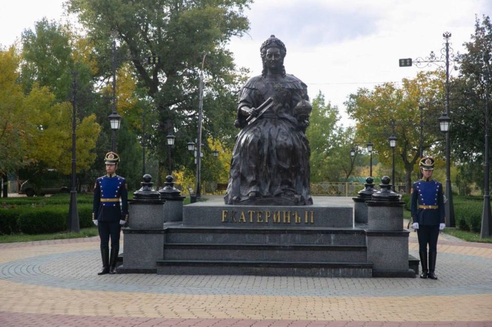 Вадим Красносельский возложил цветы к памятникам основателей Тирасполя Вадим Красносельский возложил цветы к памятникам основателей Тирасполя