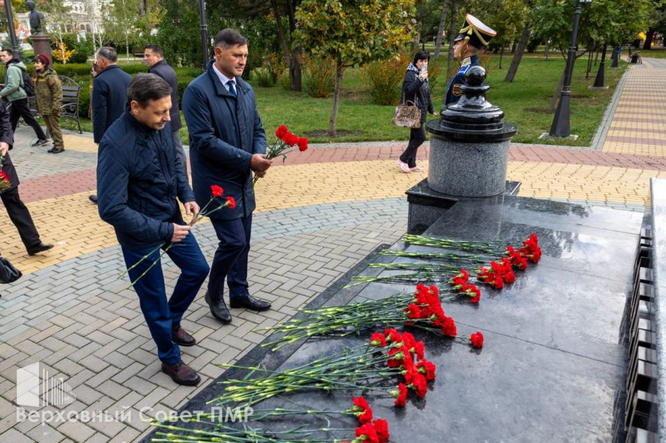В 233-ю годовщину тираспольчане отдали дань памяти и уважения основателям города В 233-ю годовщину тираспольчане отдали дань памяти и уважения основателям города