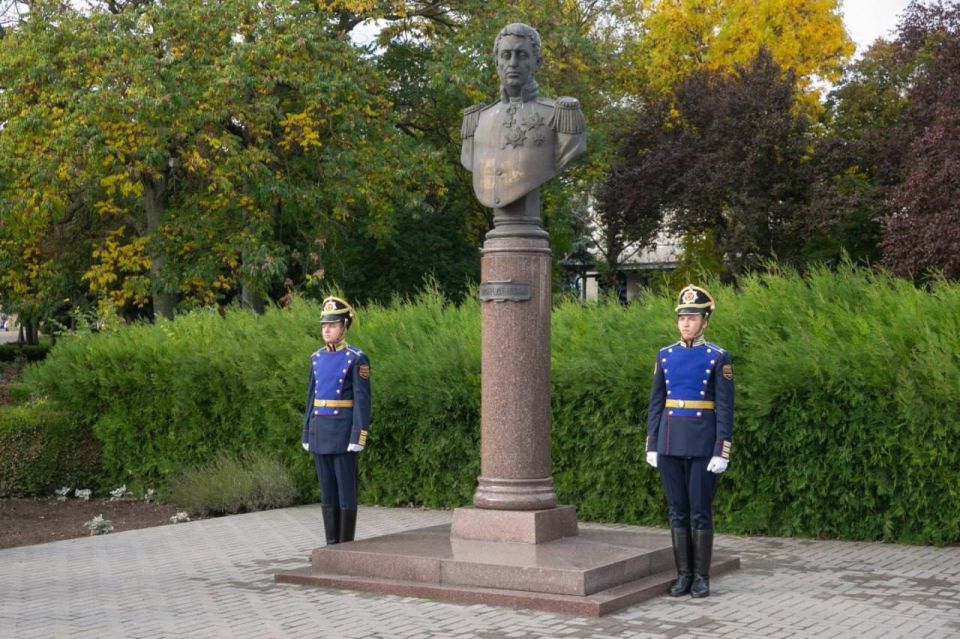 Вадим Красносельский возложил цветы к памятникам основателей Тирасполя Вадим Красносельский возложил цветы к памятникам основателей Тирасполя