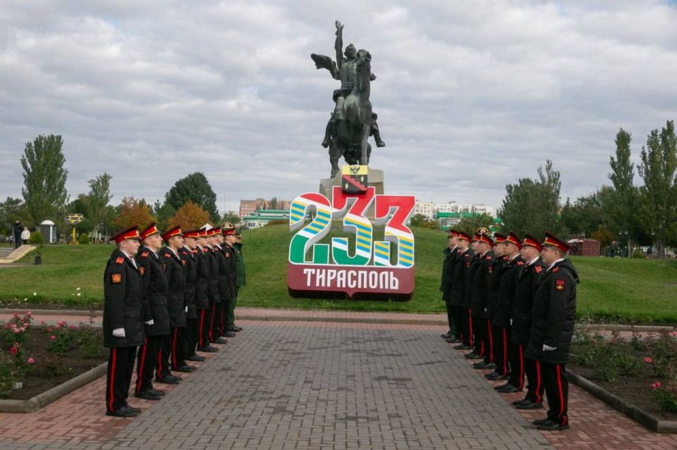 Вадим Красносельский возложил цветы к памятникам основателей Тирасполя Вадим Красносельский возложил цветы к памятникам основателей Тирасполя