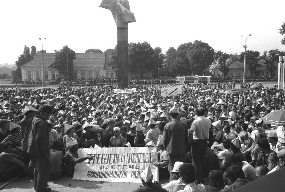 После провозглашения ПМР 2 сентября 1990 года II Чрезвычайный съезд народных депутатов всех уровней избрал Временный Верховный Совет (ВВС) – первый орган государственной власти молодой республики После провозглашения ПМР 2 сентября 1990 года II Чрезвычайный съезд народных депутатов всех уровней избрал Временный Верховный Совет (ВВС) – первый орган государственной власти молодой республики