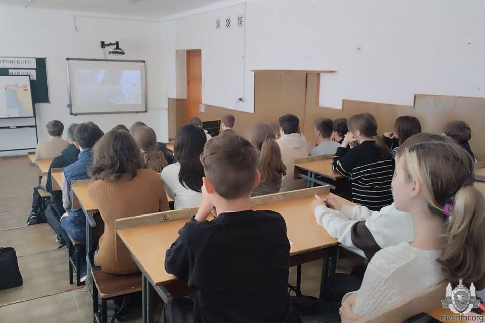 Жизнь без опасных иллюзий. С 13 октября в общеобразовательных учреждениях столицы сотрудники инспекции по делам несовершеннолетних УВД г. Тирасполь и Октябрьского РОВД совместно со специалистами уголовно-исполнительной... Жизнь без опасных иллюзий. С 13 октября в общеобразовательных учреждениях столицы сотрудники инспекции по делам несовершеннолетних УВД г. Тирасполь и Октябрьского РОВД совместно со специалистами уголовно-исполнительной...