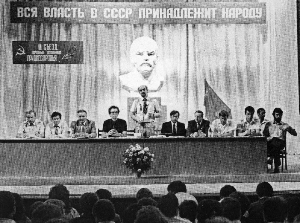 После провозглашения ПМР 2 сентября 1990 года II Чрезвычайный съезд народных депутатов всех уровней избрал Временный Верховный Совет (ВВС) – первый орган государственной власти молодой республики После провозглашения ПМР 2 сентября 1990 года II Чрезвычайный съезд народных депутатов всех уровней избрал Временный Верховный Совет (ВВС) – первый орган государственной власти молодой республики