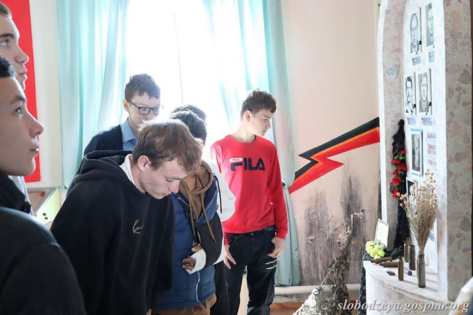 Слободзейский исторический музей проводит цикл открытых уроков «Приднестровский народ: идентичность сквозь века» для школьников и студентов техникума Слободзейский исторический музей проводит цикл открытых уроков «Приднестровский народ: идентичность сквозь века» для школьников и студентов техникума