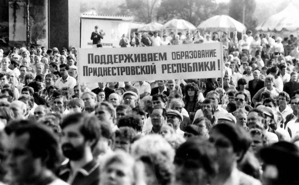 После провозглашения ПМР 2 сентября 1990 года II Чрезвычайный съезд народных депутатов всех уровней избрал Временный Верховный Совет (ВВС) – первый орган государственной власти молодой республики После провозглашения ПМР 2 сентября 1990 года II Чрезвычайный съезд народных депутатов всех уровней избрал Временный Верховный Совет (ВВС) – первый орган государственной власти молодой республики