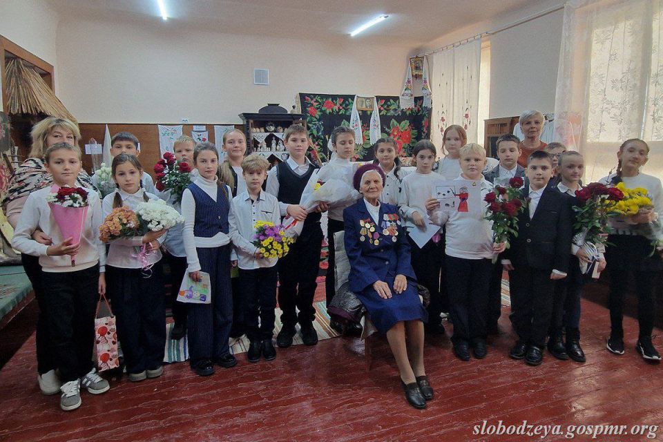 В музее истории села Карагаш прошёл открытый урок для учеников 4 «Б» класса местной школы В музее истории села Карагаш прошёл открытый урок для учеников 4 «Б» класса местной школы