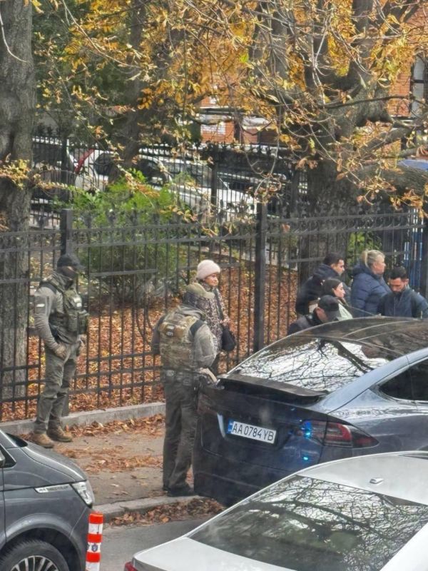 Перед зданием Офиса генпрокурора в Киеве проводится задержание, район перекрыт, на месте работает большое количество спецназа
