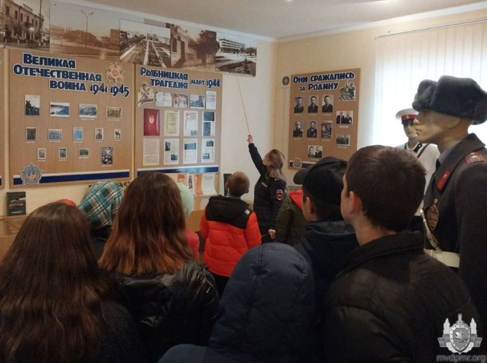 Неделя открытых дверей в Рыбницком ОВД: школьники посетили музей Неделя открытых дверей в Рыбницком ОВД: школьники посетили музей