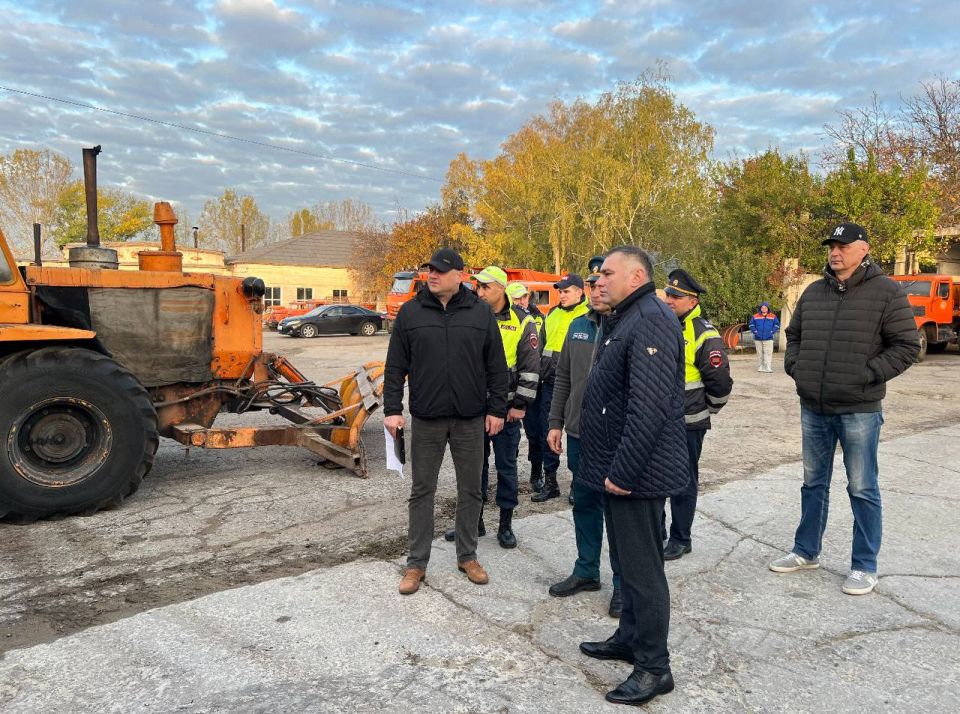 В Рыбнице к зиме заготовили 4 тысячи тонн песка и 100 тонн соли — из этого будут готовить песчано-солевую смесь для обработки дорог В Рыбнице к зиме заготовили 4 тысячи тонн песка и 100 тонн соли — из этого будут готовить песчано-солевую смесь для обработки дорог