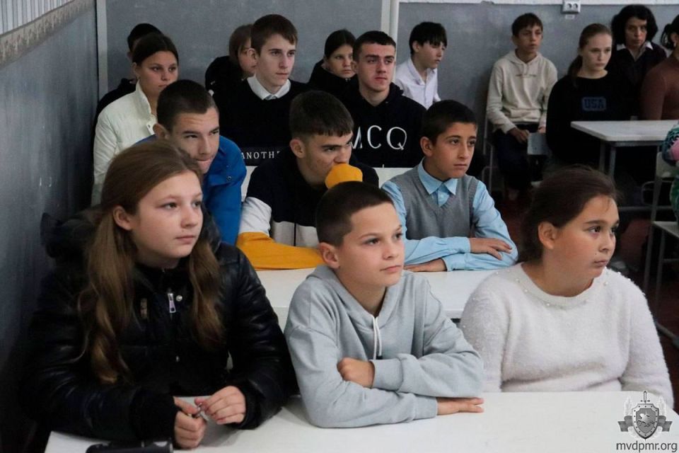 В рамках профилактической операции «Подросток» в школах Слободзейского района офицеры МВД рассказали подросткам о последствиях буллинга, курения, алкоголя и особенно — наркоторговли В рамках профилактической операции «Подросток» в школах Слободзейского района офицеры МВД рассказали подросткам о последствиях буллинга, курения, алкоголя и особенно — наркоторговли