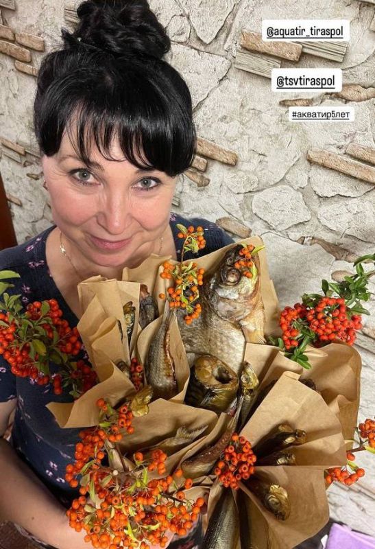 Букет из акватировской рыбы и его хозяйка участвуют в конкурсе в инстаграме ТСВ