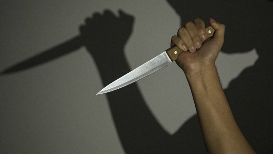 С ножом и топором напал на бывшую супругу