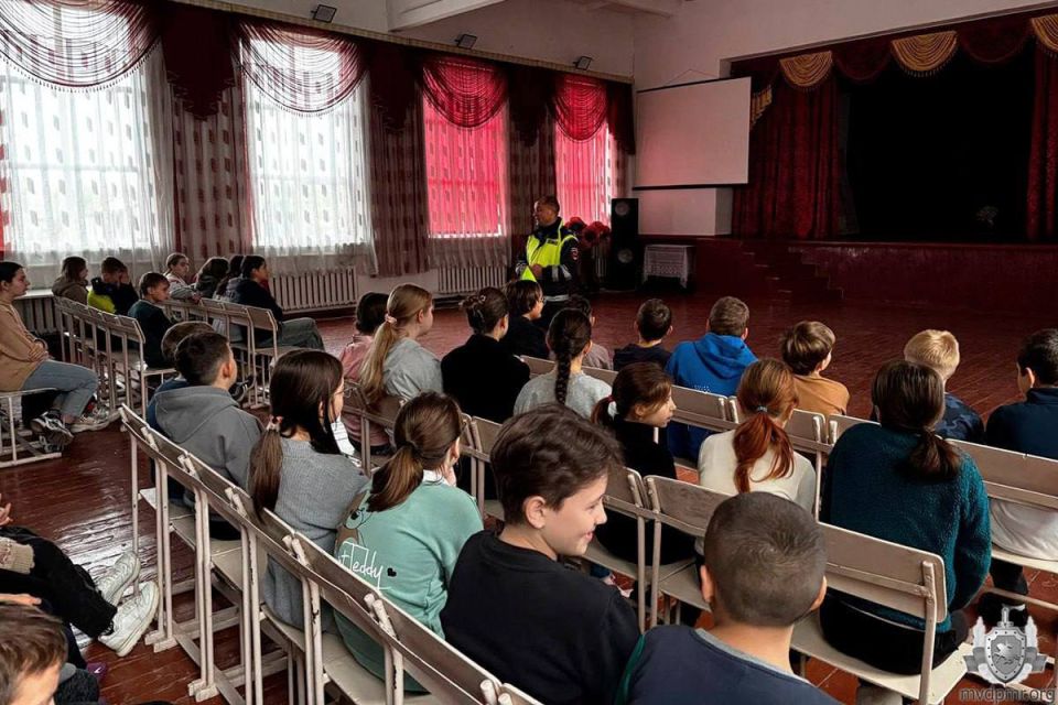 Юным пешеходам и велосипедистам о ПДД Юным пешеходам и велосипедистам о ПДД