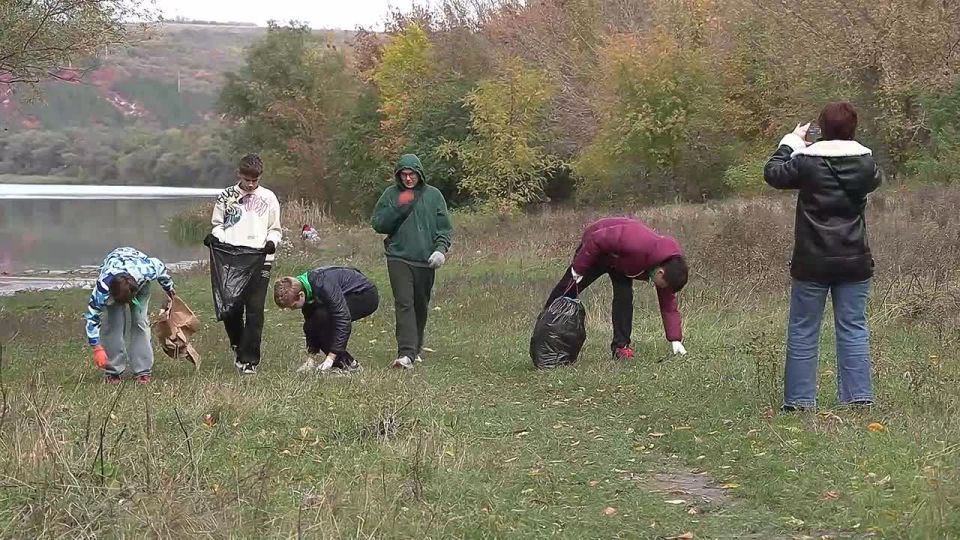 В рыбницком селе Сарацея школьники убрали берег Днестра – собрали 6 мешков мусора