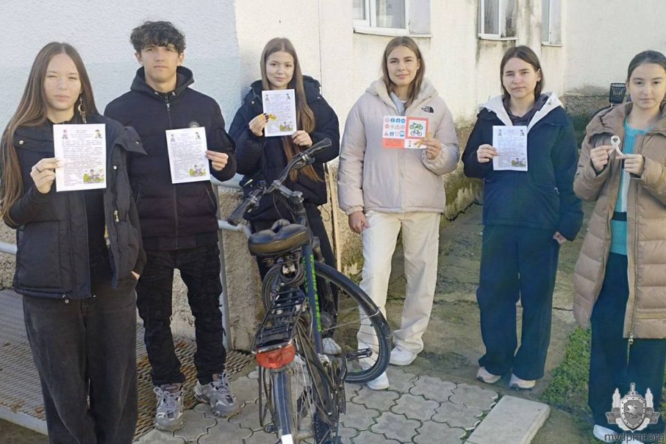 Юным пешеходам и велосипедистам о ПДД Юным пешеходам и велосипедистам о ПДД