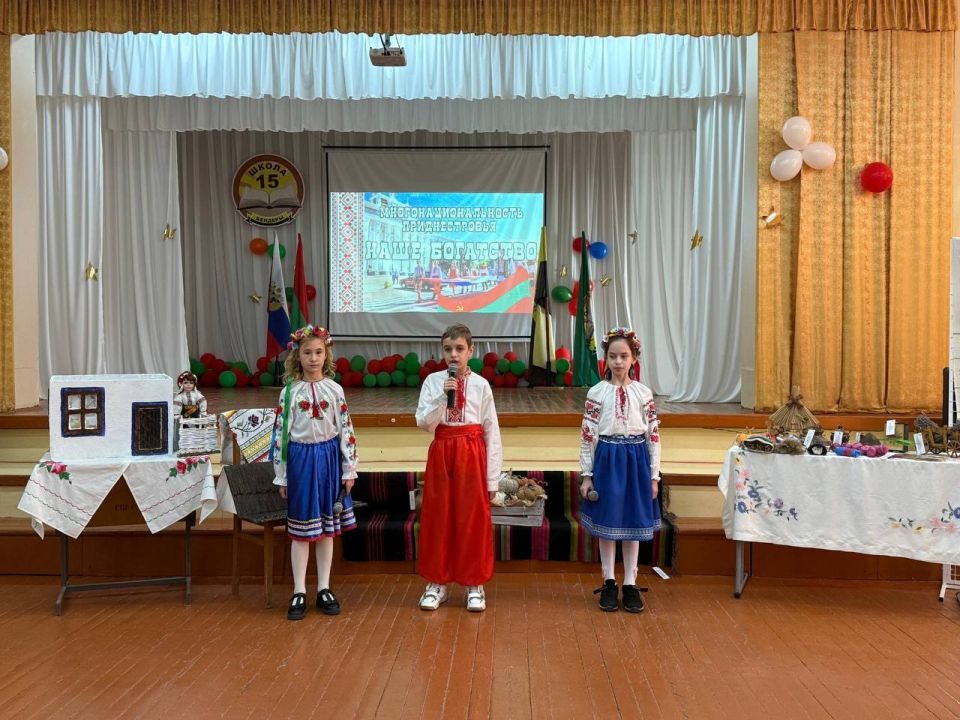 В Бендерской школе №15 открылся Музей культуры и быта приднестровского народа В Бендерской школе №15 открылся Музей культуры и быта приднестровского народа